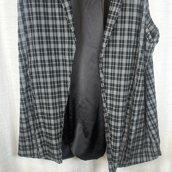 TORRID VEST SIZE(4) - Picture 3 of 6